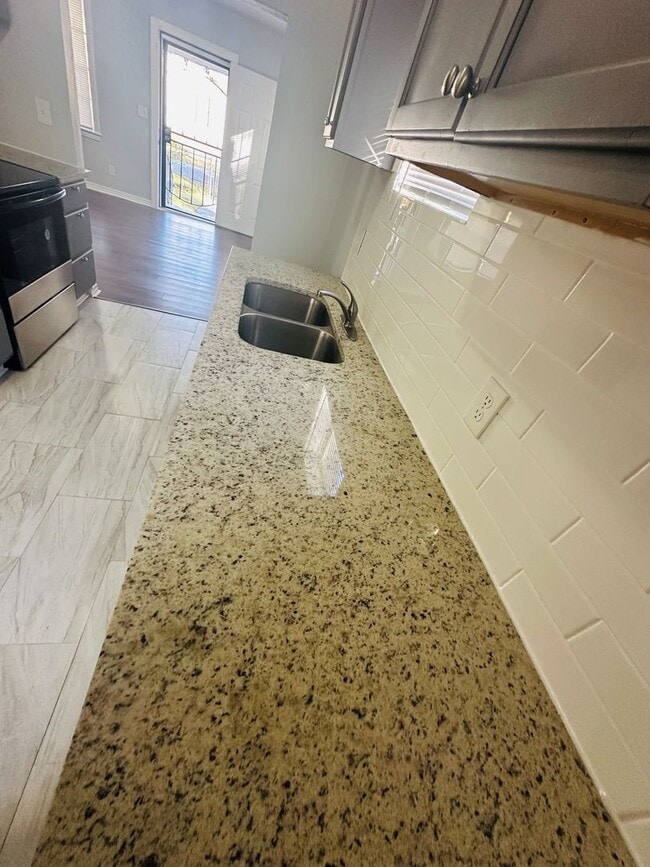 Building Photo - **Move in ready 3/1 Single Family home 32254