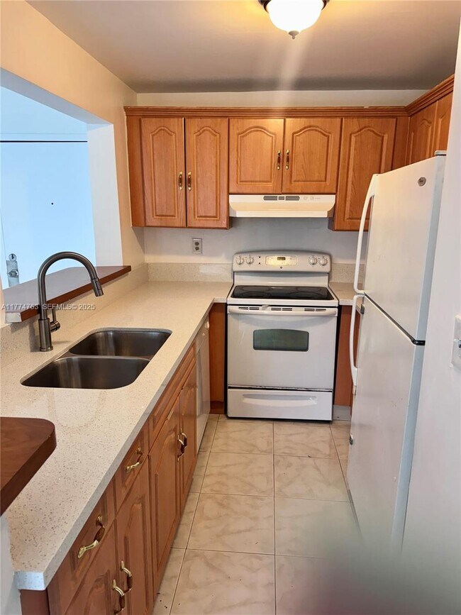 Building Photo - 9678 Fontainebleau Blvd