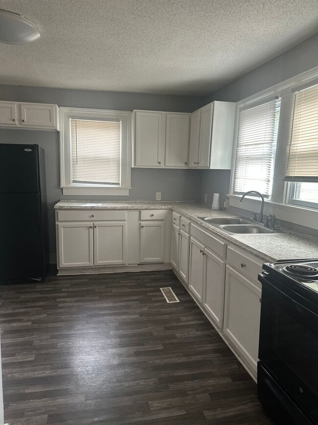 Building Photo - Spacious 3 bedroom 1 bath home