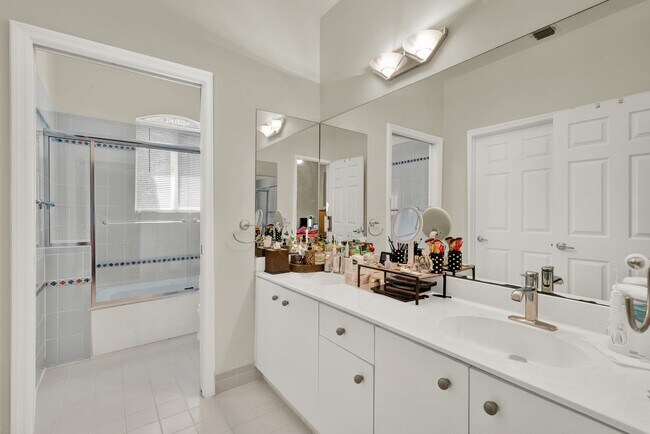 Building Photo - Elegant 4-Bedroom Pool Home in Exclusive G...