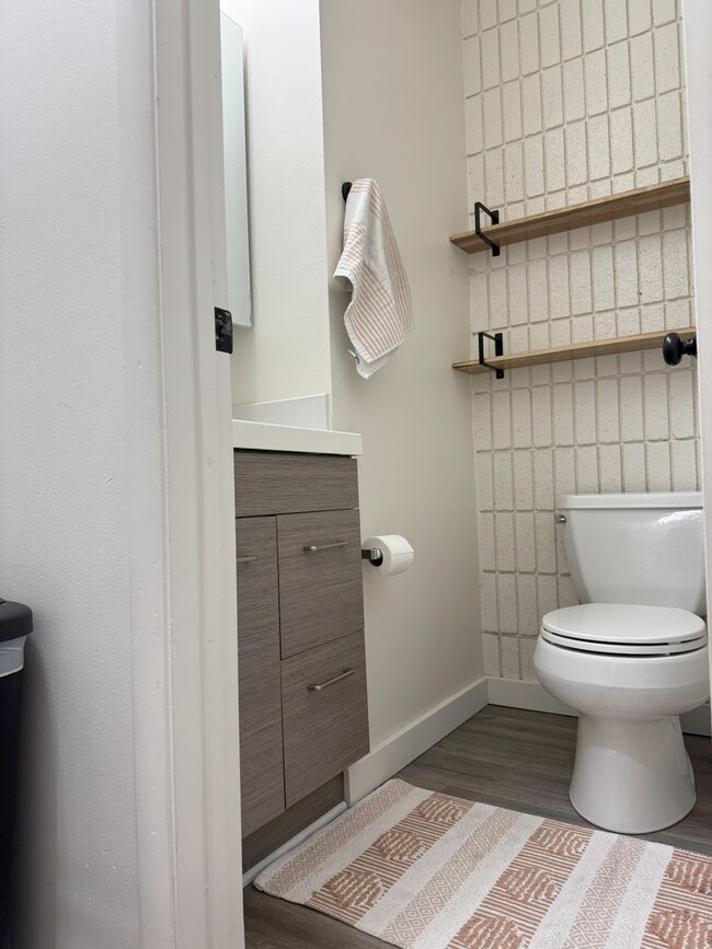 Building Photo - Charming 3-Bedroom Home with Modern Update...