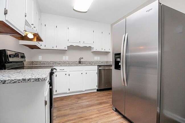 Building Photo - Updated 2BD/1.5BA Hickory Townhome