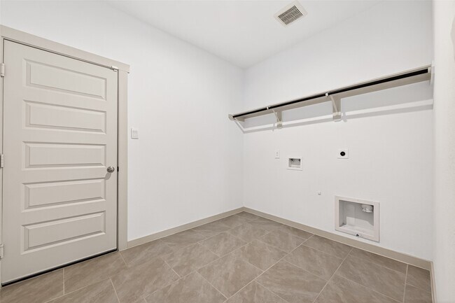Building Photo - 1107 Lakes Edge Ln