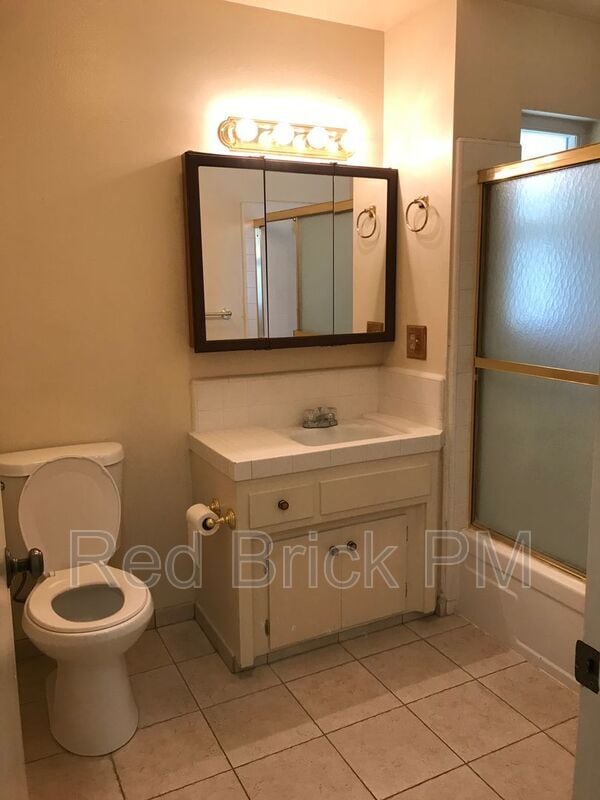 Building Photo - 635 E Brookdale Dr