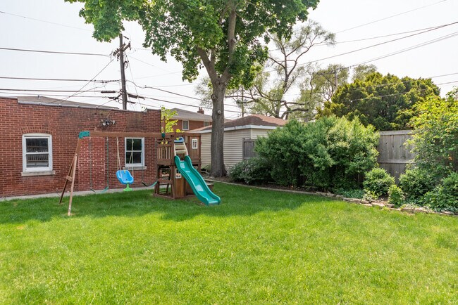 Building Photo - 426 S Elmwood Ave