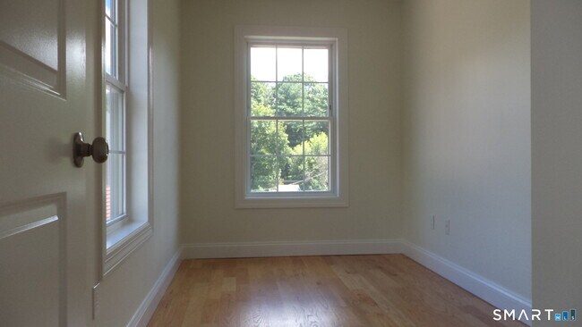Building Photo - 33 Maple Ave