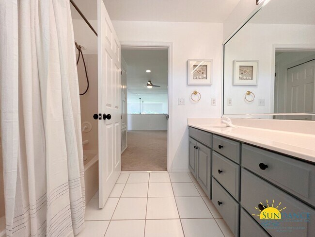 Building Photo - Custom Furnished 4 bed 3.5 bath in Emerald Bay!