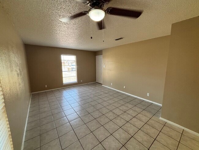 Building Photo - 1 bed 1 bath duplex unit