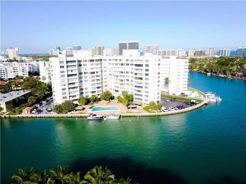 Building Photo - 9100 W Bay Harbor Dr