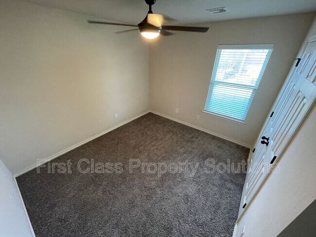 Building Photo - 2265 Blue Jay Dr