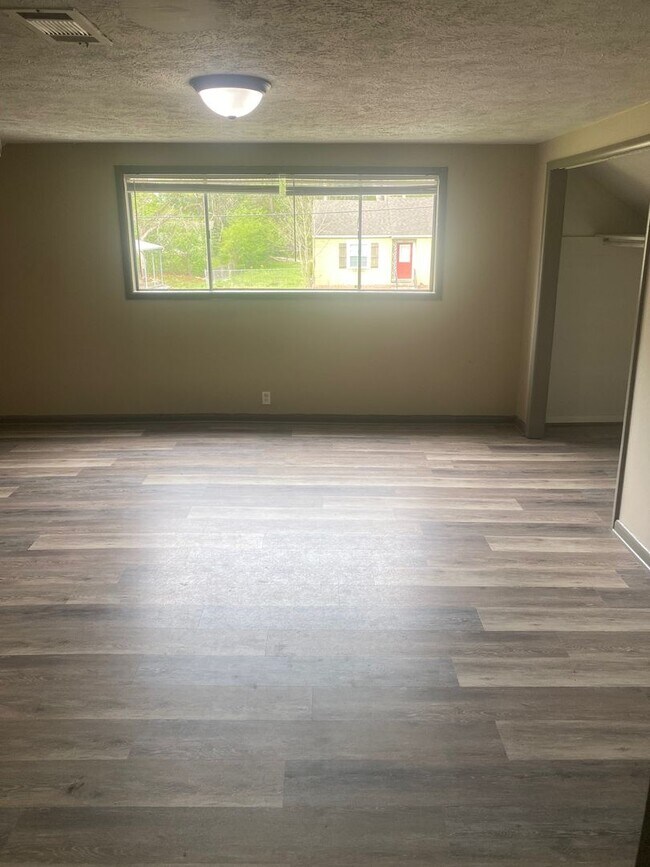 Building Photo - Overstreet Drive