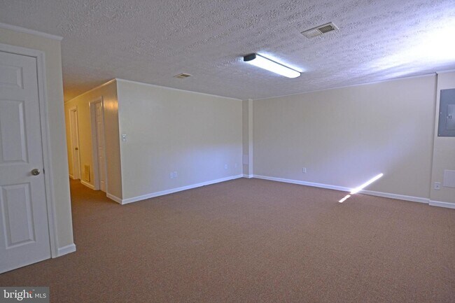 Building Photo - 22426 Greenview Ct