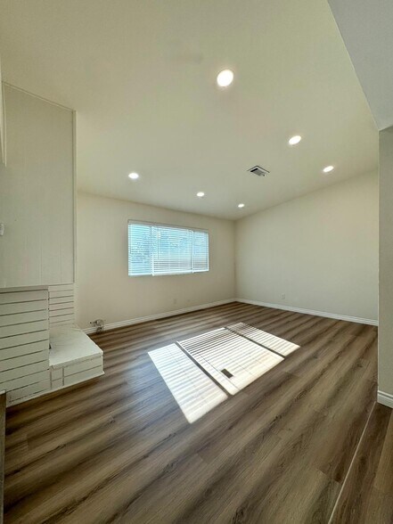 Building Photo - 251 E Heather St