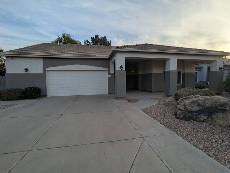 Building Photo - 267 E Smoke Tree Rd