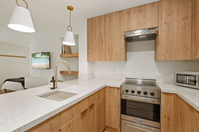 Building Photo - Modern Studio in BayHo - Fully Furnished o...