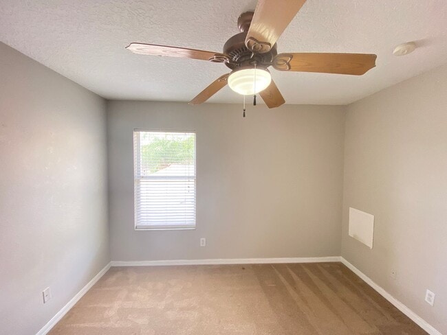 Building Photo - Spacious 4/3 Single Family Home!!