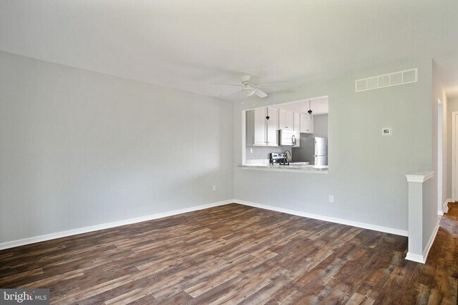 Building Photo - 307 Meeting House Ln