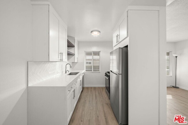 Building Photo - 1310 W Valencia Dr