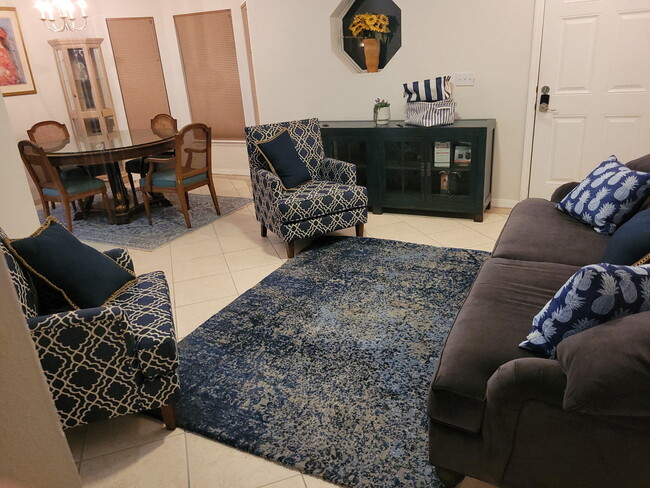 Building Photo - 365 NW Hibiscus St