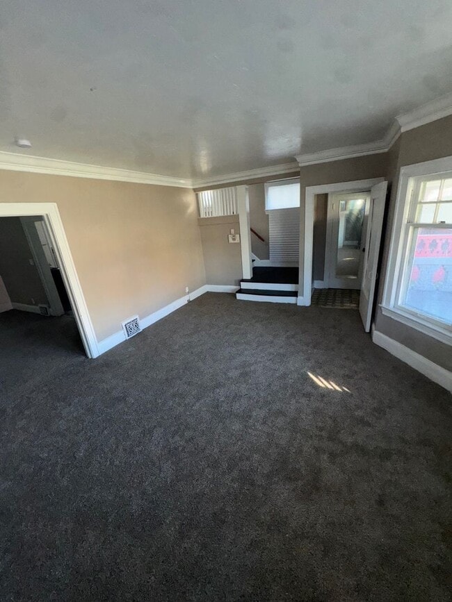 Building Photo - Charming 3-Bedroom Property in Prime Location (SECTION 8 VOUCHERS ACCEPTED)