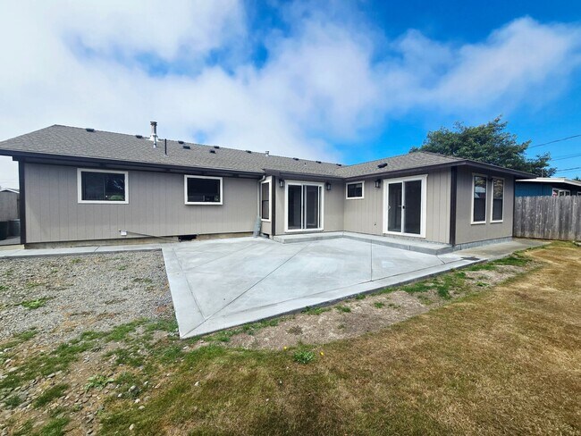 Building Photo - Single Family Home in Mckinleyville!