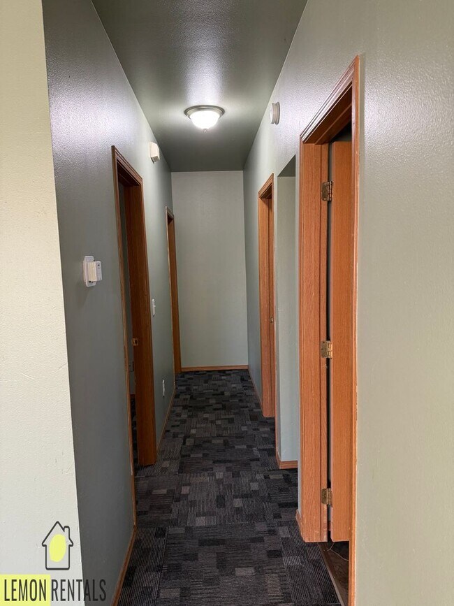 Building Photo - 1215 Ledwich Ave