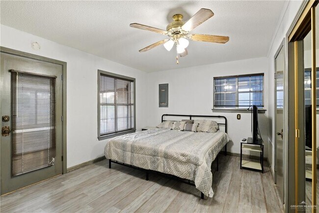 Building Photo - 812 Voltz Ln
