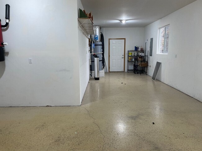 Building Photo - Well Maintained Home in Desirable Pelican ...