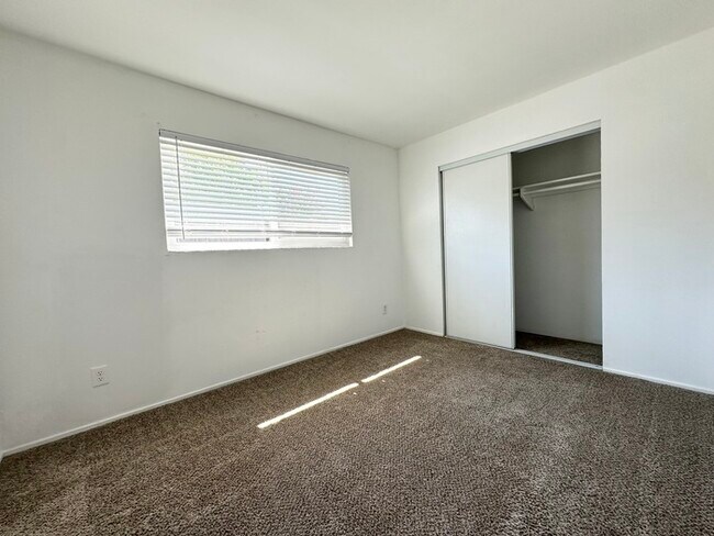 Building Photo - Beautiful three bedroom two bath home in Roseville!!
