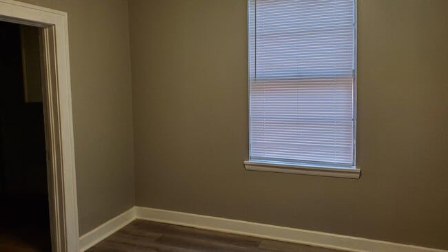 Building Photo - 1613 W Elm Ave