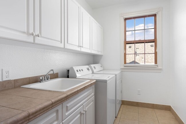 Building Photo - Cherry Creek Townhome - 3 Bed, 3 Bath, 2 Car Attached Garage