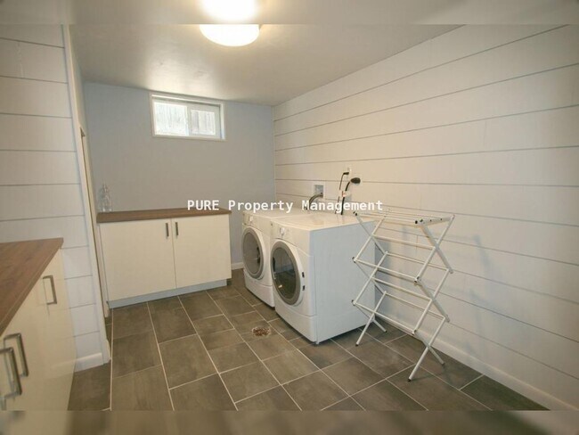 Building Photo - 3 Bed/2 Bath Ranch Home on Large Lot with Oversized Garage