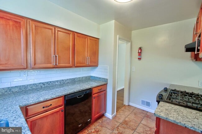 Building Photo - 495 N Pickett St