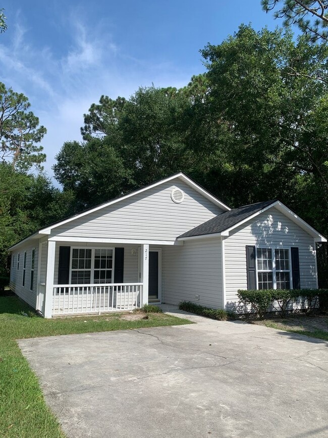Building Photo - 3 Bedroom 2 Bath One Story House on Charte...