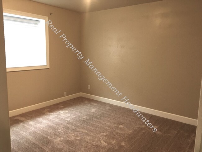 Building Photo - 5 Bedroom 3 Bath House for Rent