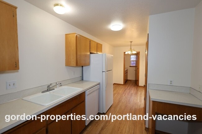 Building Photo - SE Knapp Circle - 3 bedroom duplex with attached single car garage