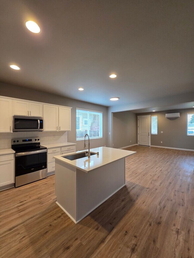 Building Photo - Brand new rental 3 bedroom 2.5 Bath in Centralia