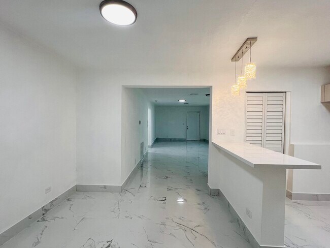 Building Photo - 525 NW 22nd Ave