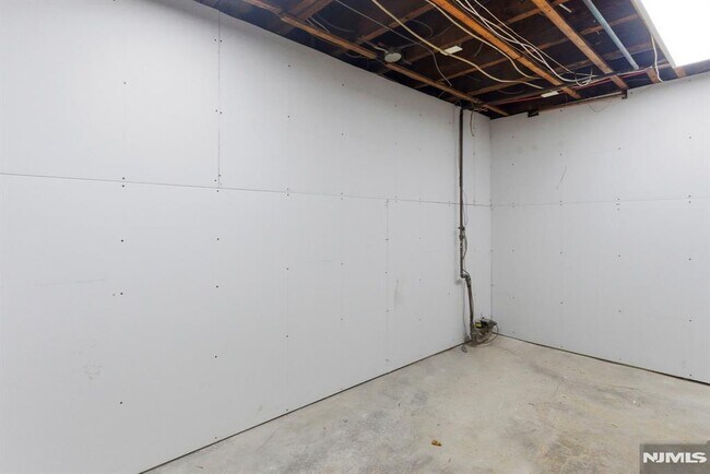 Building Photo - 113 Oak St