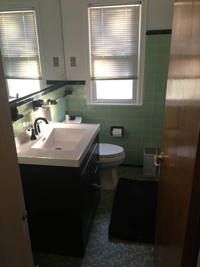 Main bath - 23501 Geneva St