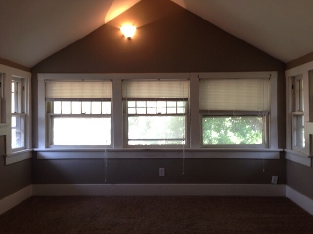 Building Photo - 2 Bedroom Duplex in Riverside!