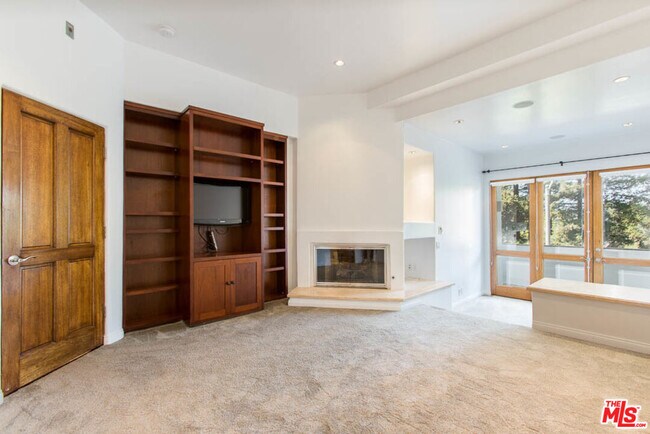 Building Photo - 15500 Sunset Blvd