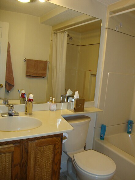 Building Photo - 32 Grove St