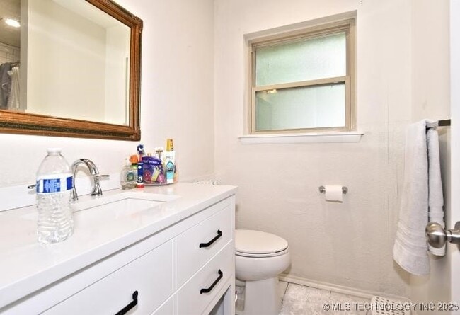 Building Photo - 513 N Village Pl