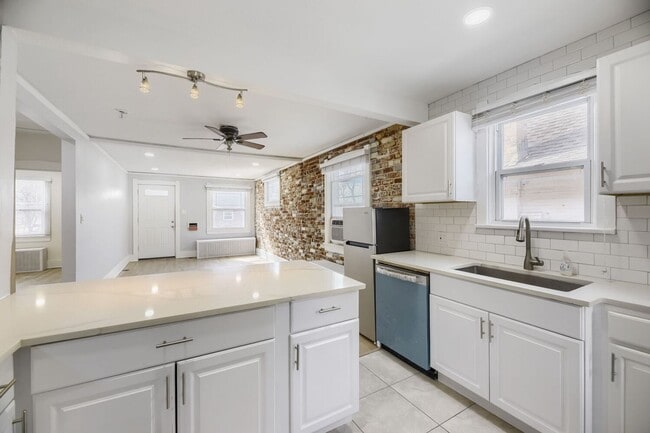 Building Photo - LOCATION LOCATION! Charming and updated bungalow located just west of Wash Park!!  Move in Specia...