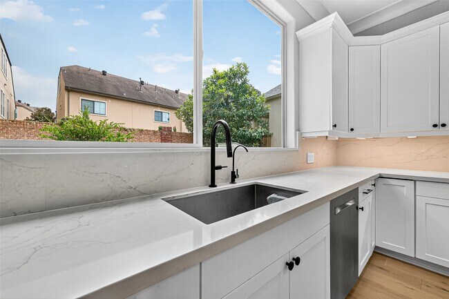 Building Photo - 2731 Stuart Manor