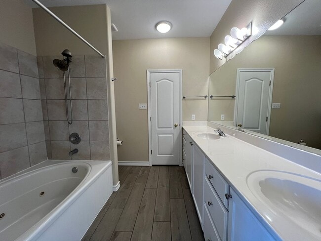 Building Photo - WATERFRONT TOWNHOME ON THE ISLAND!