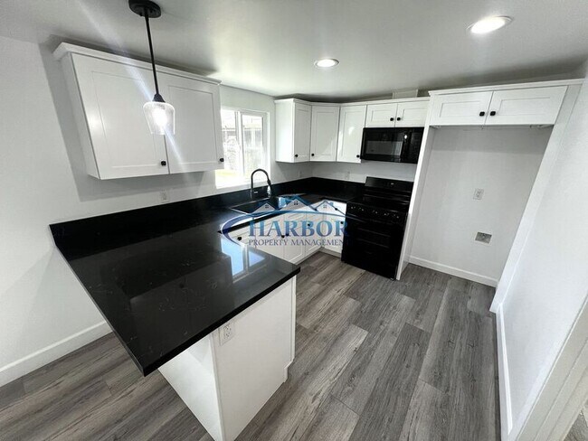 Building Photo - 2332 Cedar Ave