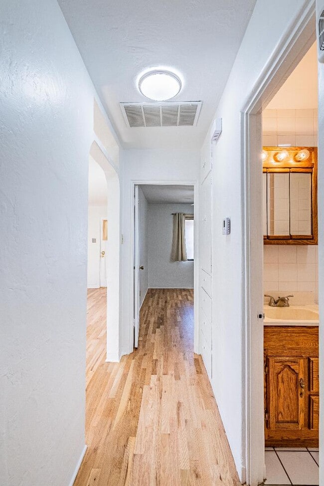 Building Photo - 624 Adams St NE