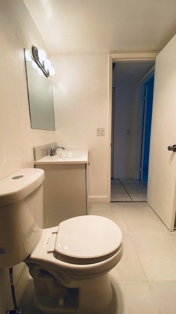 Building Photo - 600 Village Green Ct